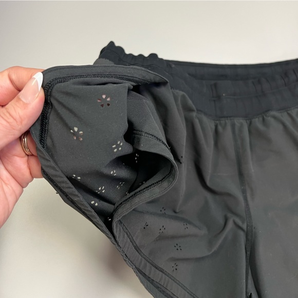 Lululemon 🍋 Run Breeze by Laser Cut Floral Shorts Size 12 - Picture 8 of 14